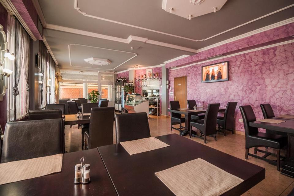 Domin Osijek Hotel ภายนอก รูปภาพ